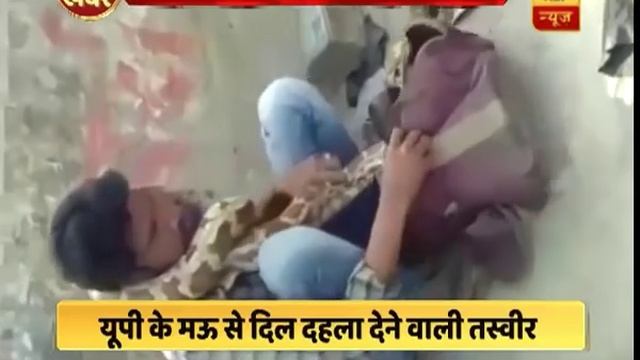 UP: Python wraps man in its deadly grip, chokes and kills him; People kept shooting video смотреть онлайн