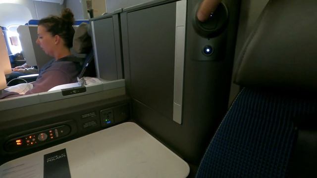 UNITED AIRLINES POLARIS BUSINESS CLASS BOEING 777-200 REVIEW смотреть онлайн