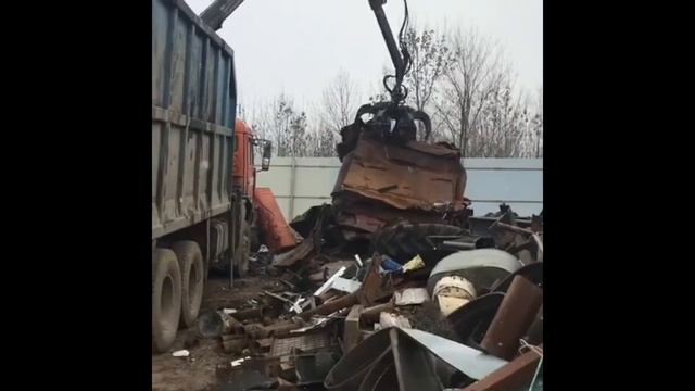ЛОМаем! Прием металлолома манипулятором в Ростове смотреть онлайн