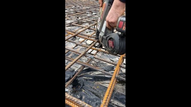 Работа пистолета для вязания арматуры (вязчика) Max RB655 смотреть онлайн