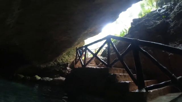 Подземная река Rio de Azul, в парке Xcaret, Mexico смотреть онлайн
