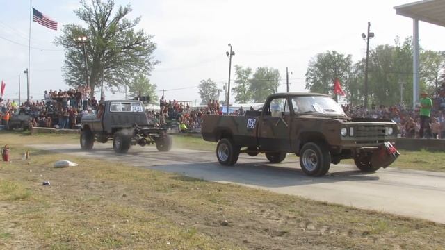 Grey Ford Vs Camo Truck Tug Of War At Wapak Tug Fest смотреть онлайн
