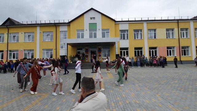 Флешмоб випускників і класного керівника на свято Останнього дзвоника?? смотреть онлайн