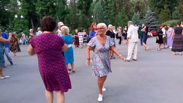 АХ, СМУГЛЯНКА-МОЛДОВАНОЧКА! ТАНЦЫ В ПАРКЕ ГОРЬКОГО ХАРЬКОВ 2021 смотреть онлайн