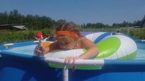 ураа, мы снова на даче и купаемся в бассейне??