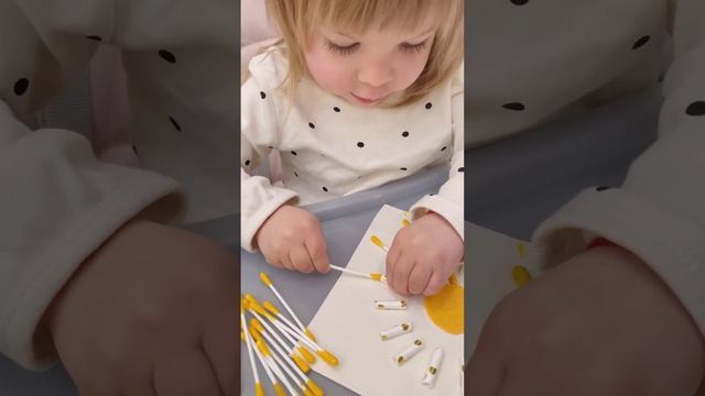 «Яркое солнышко». Развитие мелкой моторики. Лучики солнца с помощью ушных палочек и соломинок смотреть онлайн