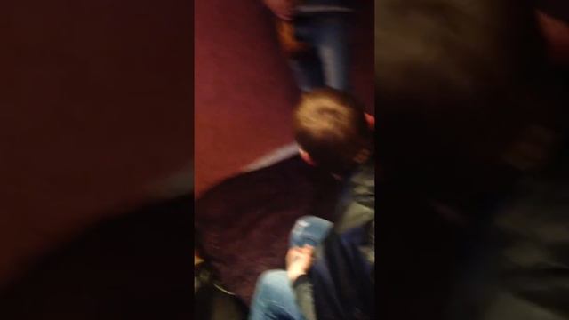 Друзья решили разбудить пьяного смотреть онлайн