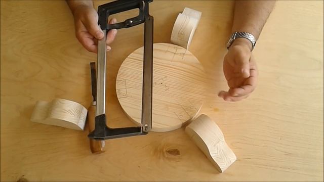 Выпиливание пазов в деревянной опоре для пуфика