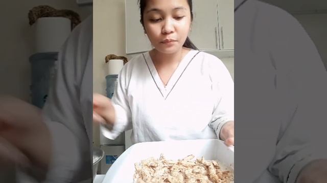 chicken shawarma in slice bread in a pan.. смотреть онлайн