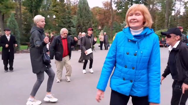 ЦЫГАНОЧКА ЧЕРНОГЛАЗА!???/ТАНЦЫ В ПАРКЕ ГОРЬКОГО ХАРЬКОВ ОКТЯБРЬ 2021 смотреть онлайн