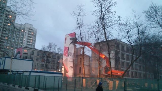 Дом крушат