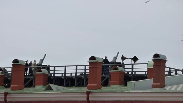 Ежедневно в 12.00 раздается залп пушки с Нарышкина бастиона Петропавловской крепости. смотреть онлайн