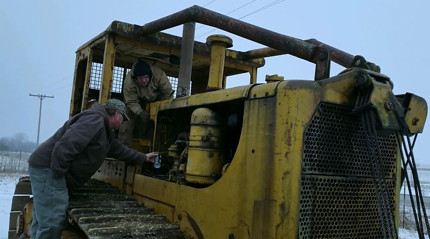 Холодный запуск дизеля Caterpillar D8 1975 года. Мощность 328 л.с. смотреть онлайн