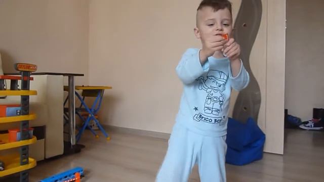 ПОДАРИЛИ ДОРОЖНЫЕ ЗНАКИ / ЭРИК ИГРАЕТ смотреть онлайн