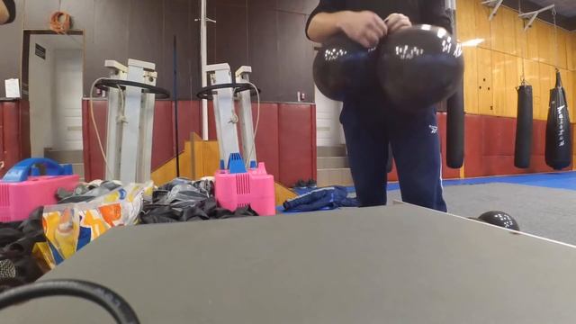 Как делать трёхцветную гирлянду из шаров часть 1 смотреть онлайн