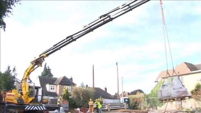 Midi Crawler Crane In Action смотреть онлайн