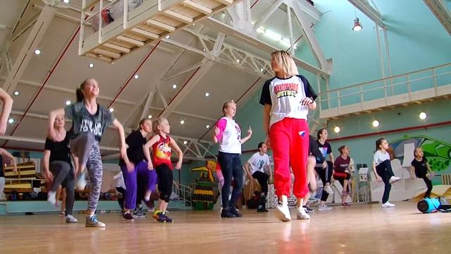 Хореограф из Москвы прокачала спины танцовщицам студии «Траффик» смотреть онлайн