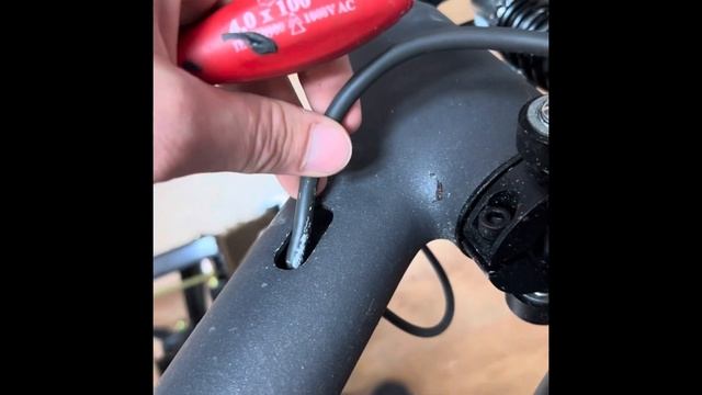 Montujemy baterię dodatkową w hulajnodze Xiaomi смотреть онлайн