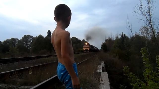 Тяжелый подъём в гору два тепловоза ТЭП70 смотреть онлайн