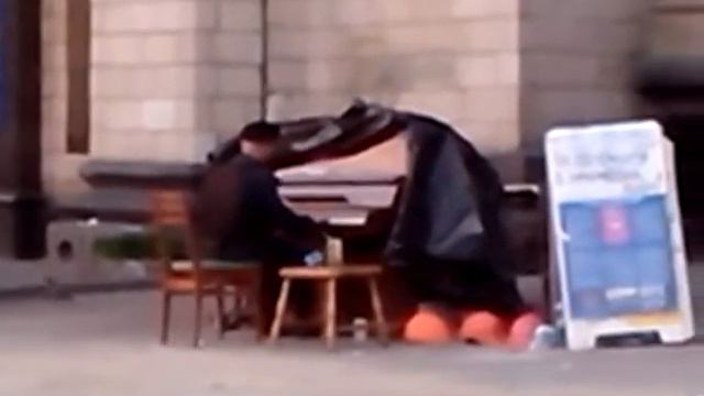 милиционер играет на пианино в 5 утра на Майдане 20 08 2014 смотреть онлайн