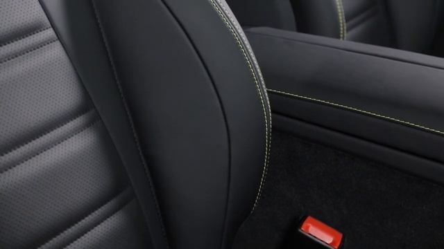 Перетяжка салона Mercedes-Benz Е-coupe  в черную кожу с яркими ремнями и строчкой