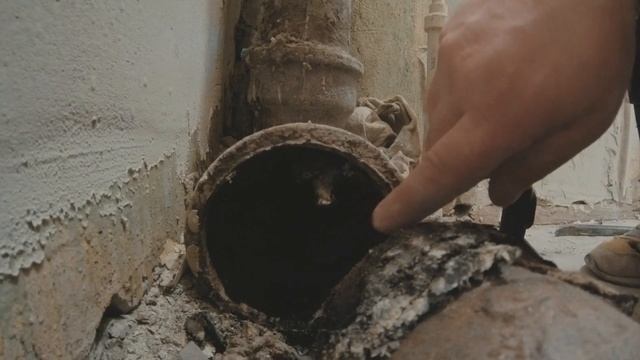 Замена фанового чугунного тройника на пластиковый.Демонтаж канализации.Расчеканка фанового тройника смотреть онлайн