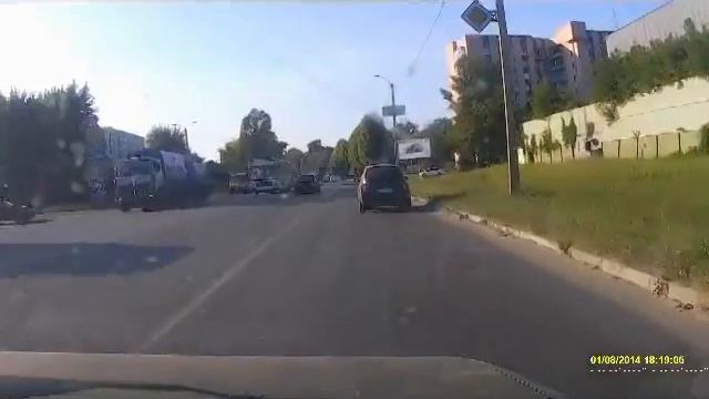 2.08.14. Харьков. От аэропорта в сторону Балаклеи идет странная колонна автотехники смотреть онлайн