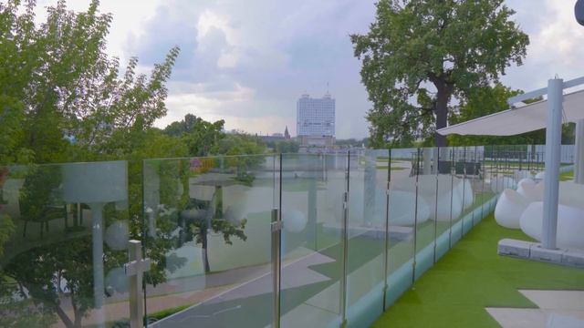 Отправьтесь в виртуальную экскурсию по летней террасе The View смотреть онлайн