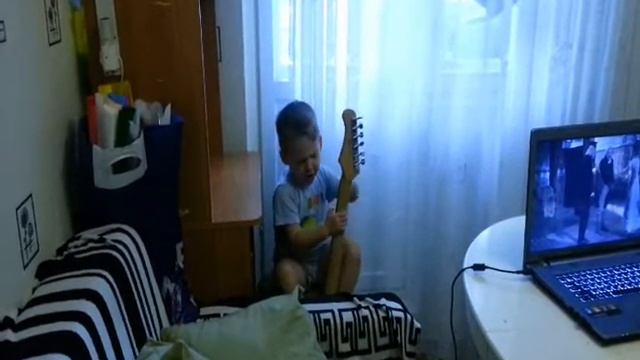 Лёва играет на гитаре 2 года смотреть онлайн