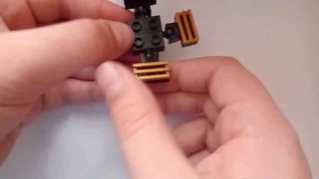 мини усатый робот из LEGO смотреть онлайн
