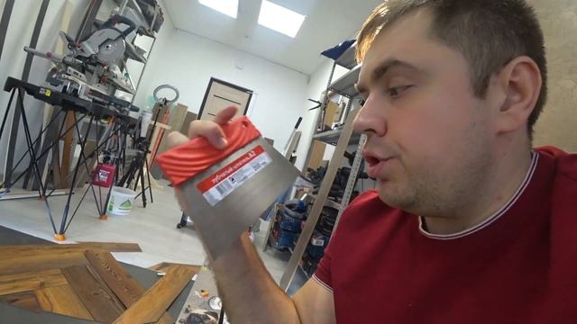 Клеем  ПВХ плитку на пол. Aquafloor Parquett Glue на Homakoll