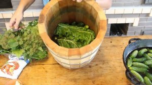 Хрустящие  соленые огурцы на зиму. Заготавливаем в липовой кадке. Супер рецепт!