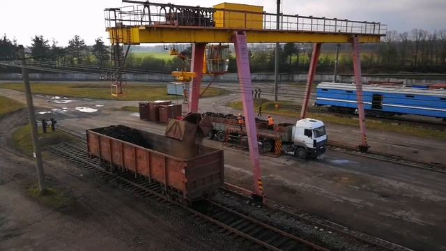 Погрузка БРИКЕТА Козловым Краном в ЖД ПОЛУВАГОН. смотреть онлайн