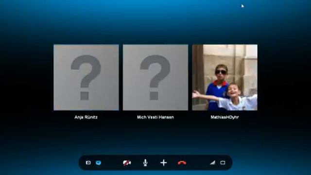 Anja Rünitz flipper ud over Skype. смотреть онлайн