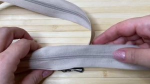 Как вставить (одеть) бегунок в молнию (рулонная / молния на метраж)