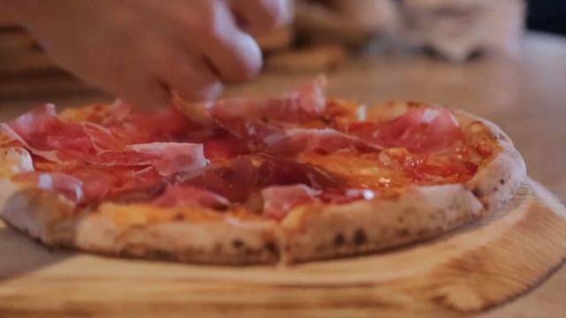 Пицца из дровяной печи смотреть онлайн