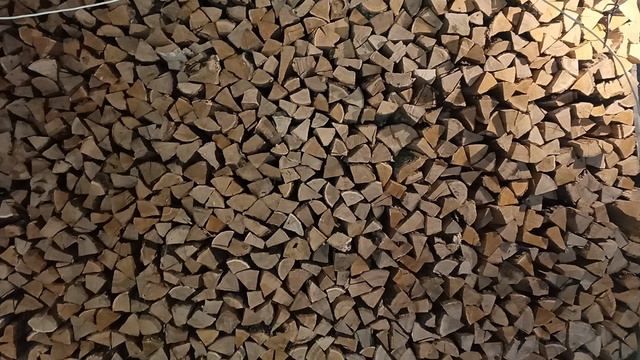 Поленница как отображение тепла и домашнего уюта.