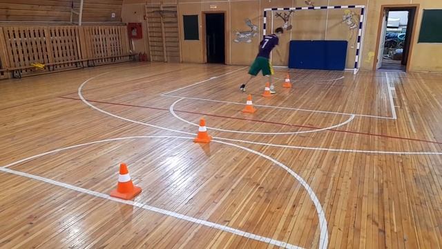 Ведение мяча с обводкой стоек на время смотреть онлайн