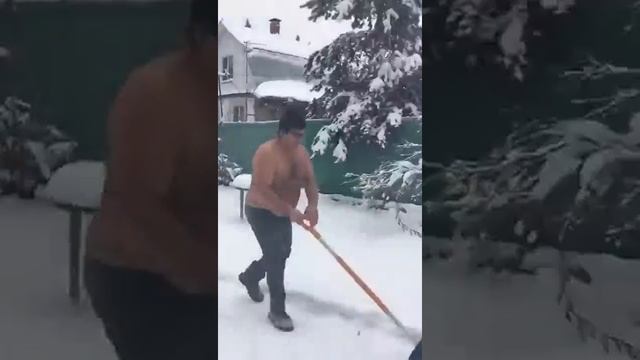 Как правильно и быстро чистить снег лопатой Fiskars в Подмосковье смотреть онлайн