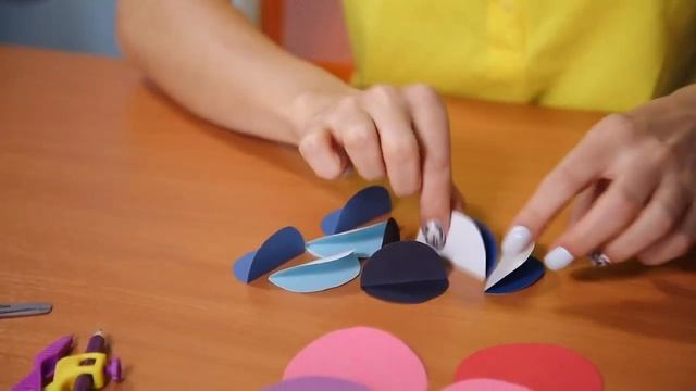 Елочные игрушки своими руками Шары из цветной и бархатной бумаги! смотреть онлайн