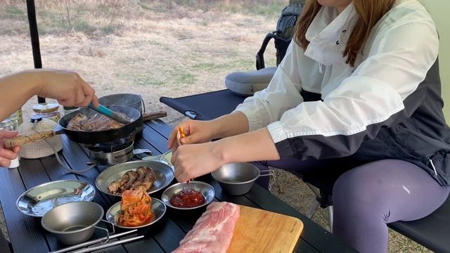 봄캠핑이라더니..여름이었다... 예상치 못한 찜통 더위 속 캠핑 | 삼겹살보다 맛있는 등갈비구이•된장찌개•냄비밥(feat.죽밥)•열무비빔면 | 드디어 완성된 백컨트리 320쉘터 смотреть онлайн