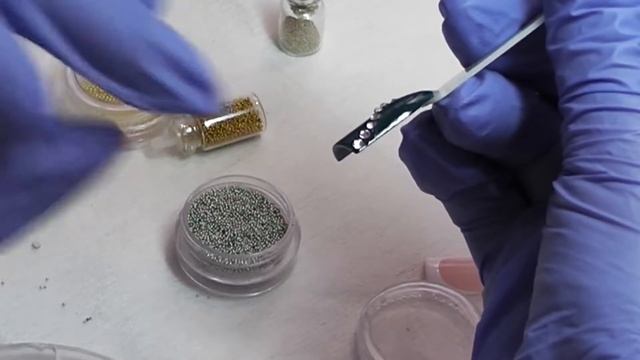 Ослепительный дизайн ногтей. Как сделать дизайн ногтей со стразами. смотреть онлайн