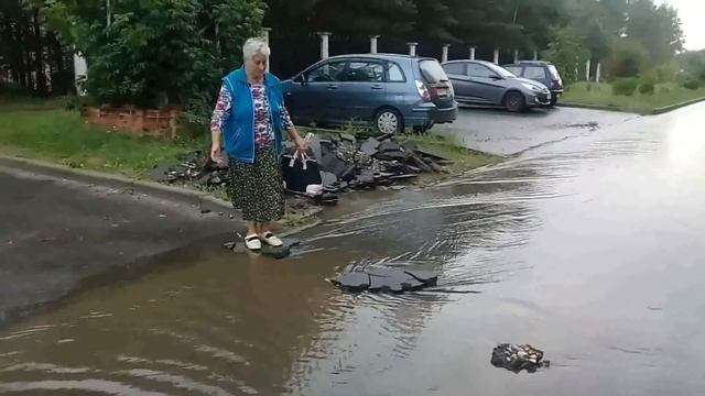 Пусть бегут неуклюже пешеходы по лужам... смотреть онлайн