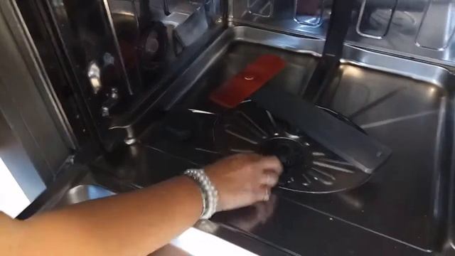 AEG / Electrolux / Zanussi - Cleaning dishwasher base filters - V1 0 смотреть онлайн