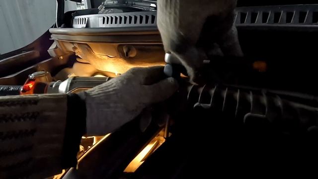 RENAULT ГРЫЗУТ МЫШИ... ЗАКАНЧИВАЕМ ТО - ЗАМЕНА РЕМНЯ И СВЕЧЕЙ В АНАПЕ - +79184433404 ремонт машины смотреть онлайн