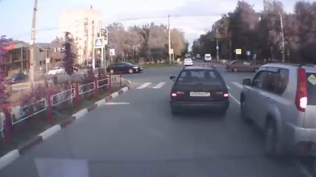 Мерседес влетел в группу курсантов МЧС