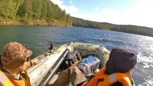 Лодка Roger Zefir идёт по ряби