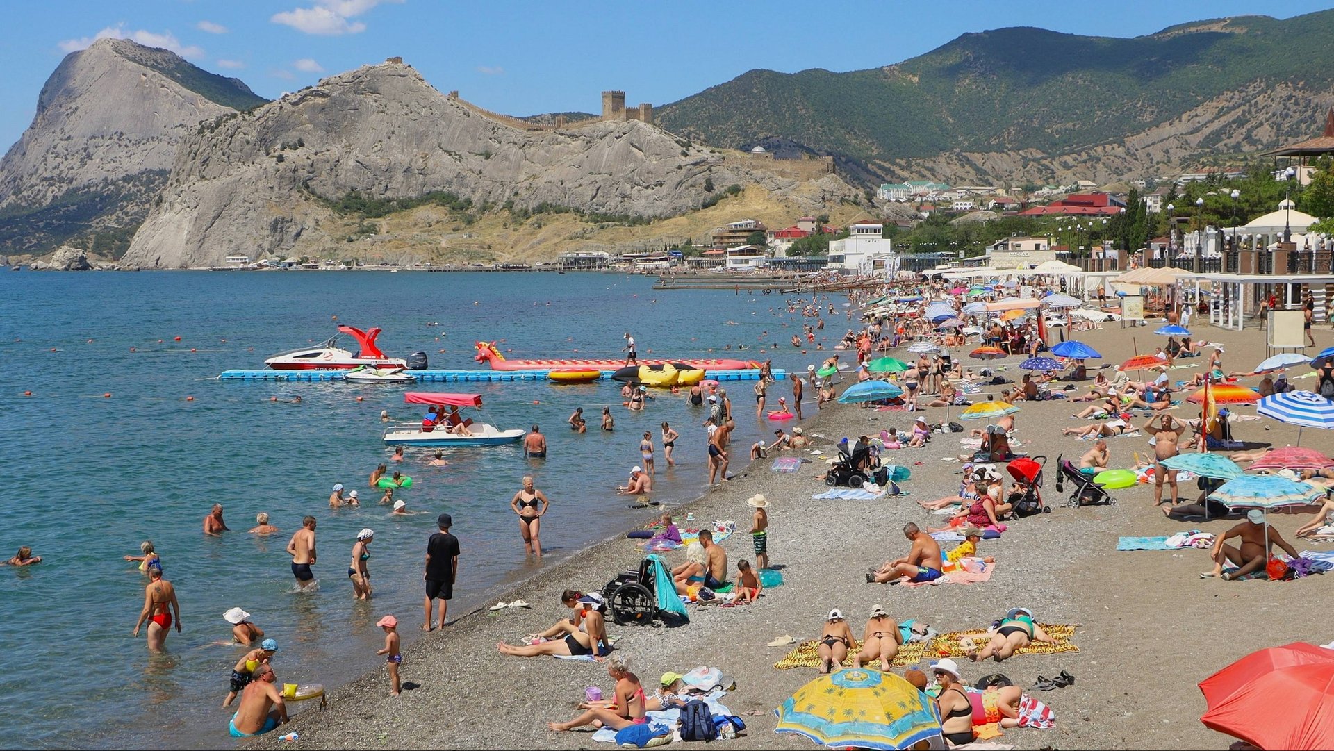 Жара. Пляжи города Судак в июле 2024 года. Крым