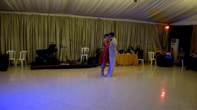Leonardo Mosqueda y Carina Lucca bailan Romance de la Luna Tucumana смотреть онлайн