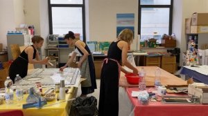 Процесс монтажа мозаичного панно из керамической плитки на основу из фанеры